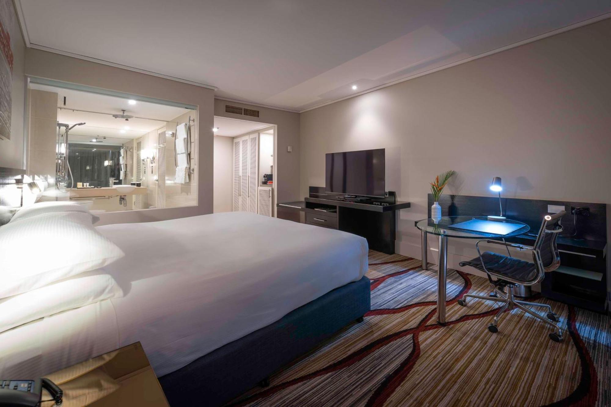Hilton Cairns Hotel Екстериор снимка