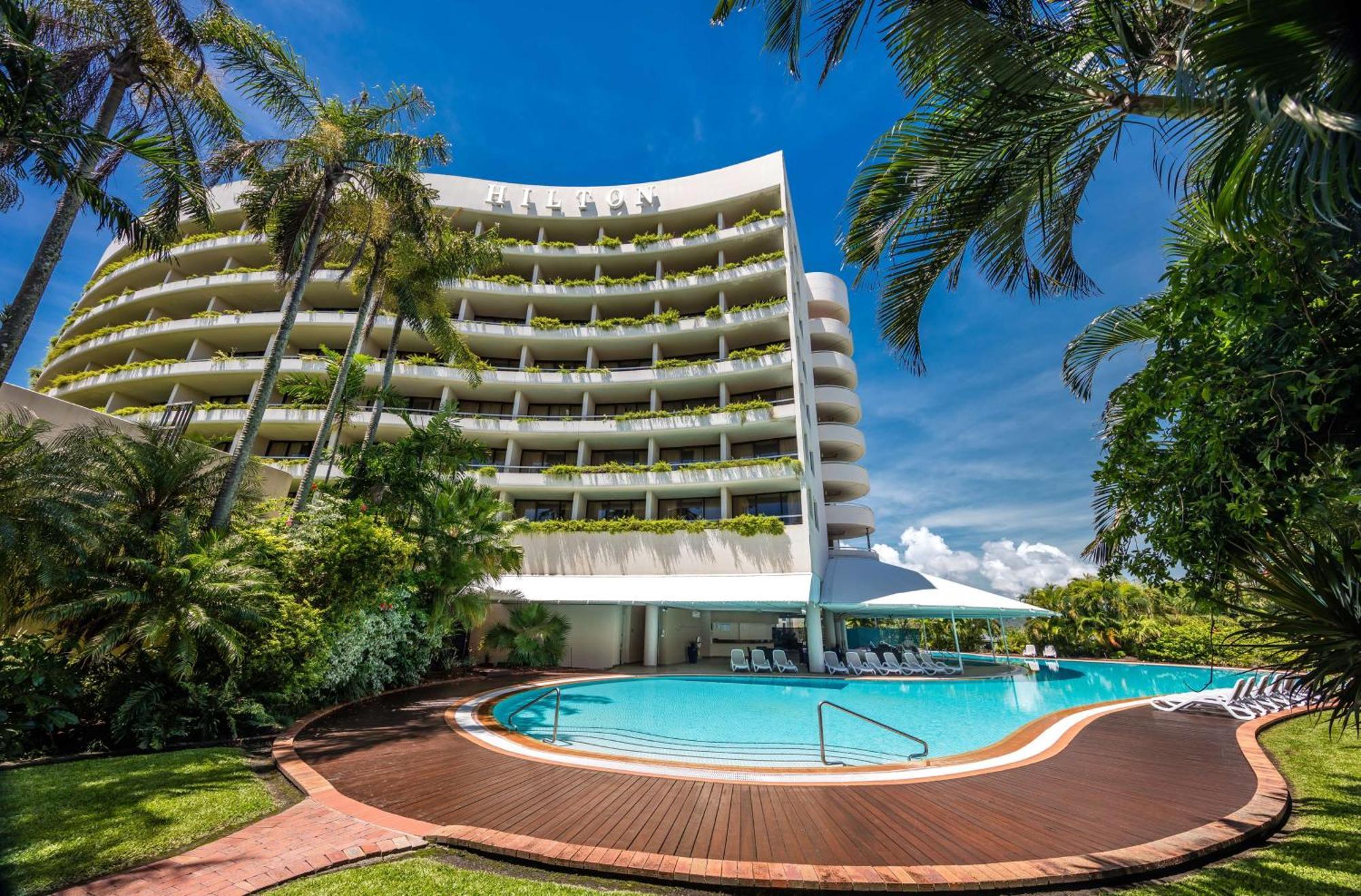 Hilton Cairns Hotel Екстериор снимка